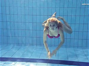 super-hot Elena flashes what she can do under water